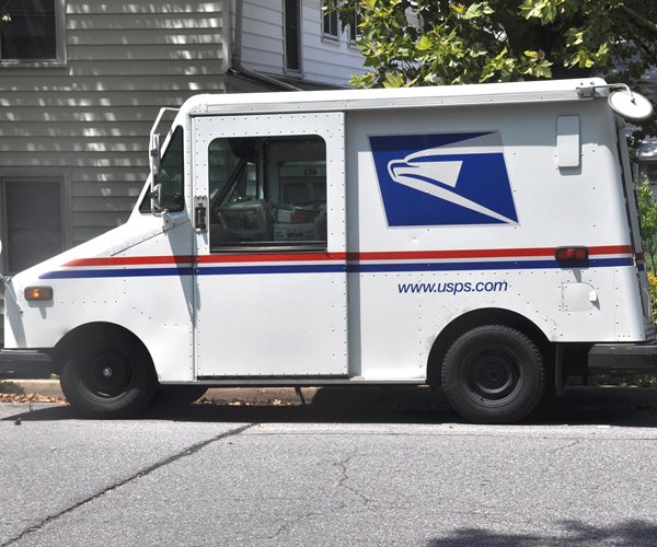 Community Sends Retiring Beloved Mailman to Hawaii for Luxury Vacation