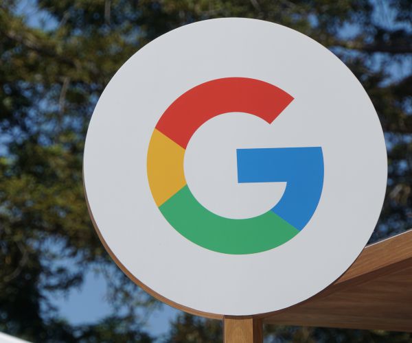 a google logo gee on a white, round sign