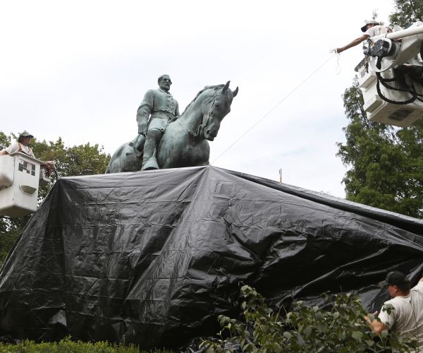 Charlottesville Robert E. Lee Statue Covered as Controversy Persists