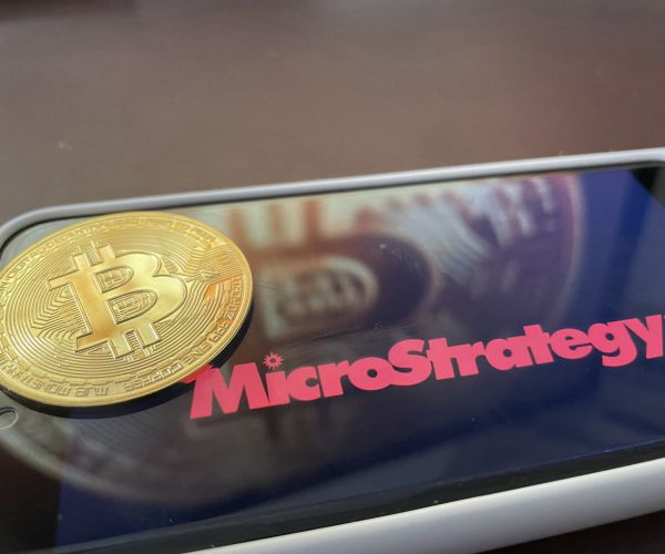 Bitcoin-Proxy MicroStrategy Shows Holder Discount in Selloff