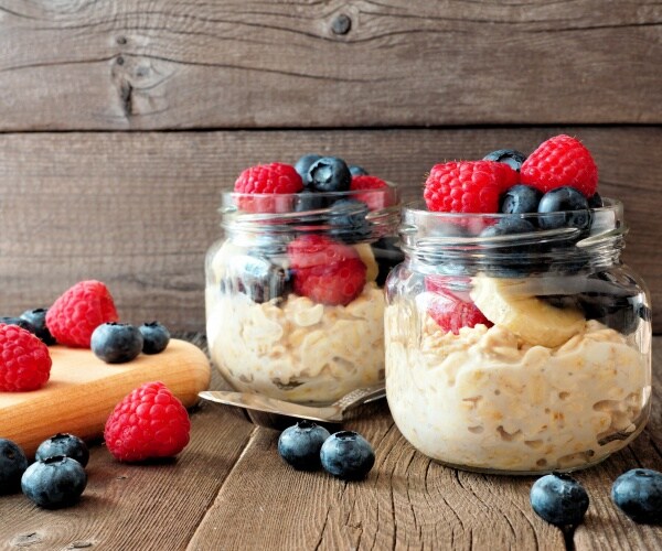 overnight oats and berries