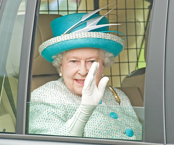 the queen of england waves from her royal limo