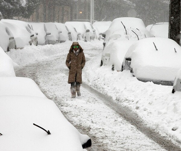 New York Rebounds After Blizzard, Washington Shuts Down Government