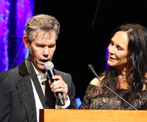 Randy Travis Surmounts Stroke to Sing at Country Hall of Fame