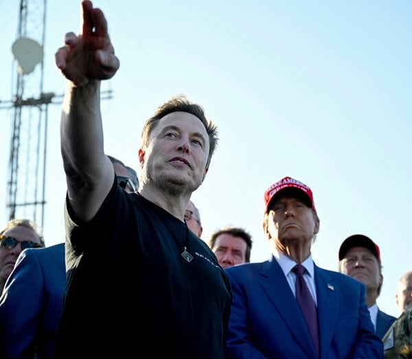 Trump, Musk Watch SpaceX Launch Starship