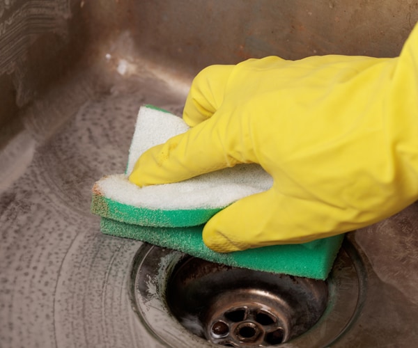 Cleaning a kitchen sink