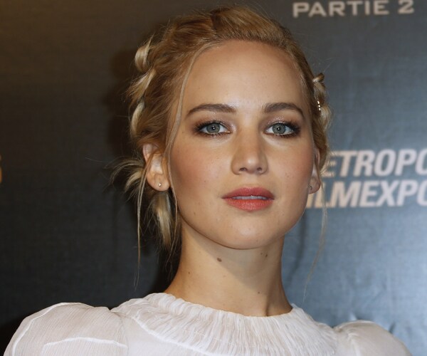 Jennifer Lawrence Hijacks Plane Intercom to Lead Eagles Chant