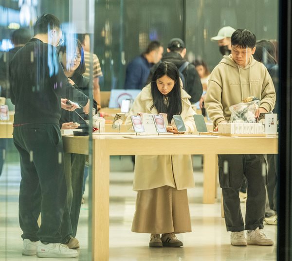 Apple iPhone Sales in China Fall 30% 1st Week of 2024