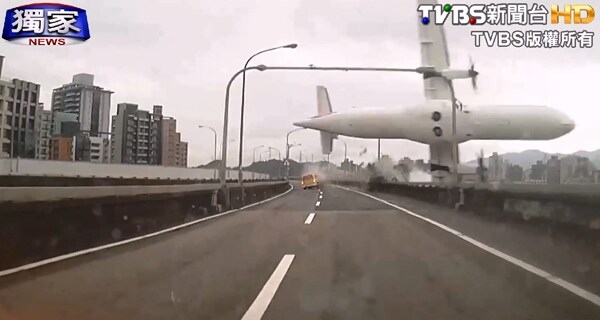 TransAsia Airways Crash Into River in Taiwan Kills at Least 16