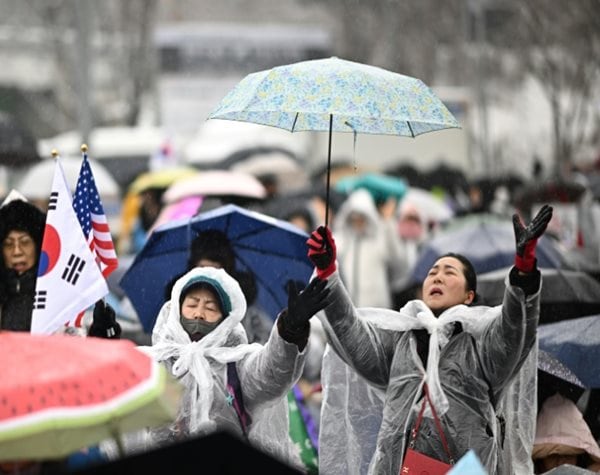 South Koreans Protest in Snow as Yoon Arrest Deadline Nears