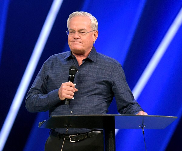 Bill Hybels, Megachurch Pastor, Retires Early After Misconduct Claims