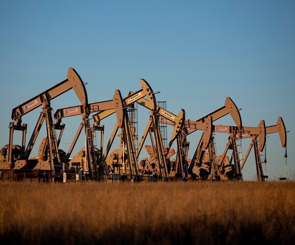 Oil Slumps as Delta Variant Takes Toll on China and Equities