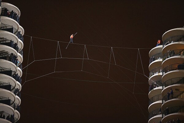 Nik Wallenda Breaks Records With Chicago Skyscraper High-Wire Walks