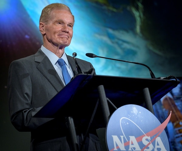 bill nelson speaks to nasa staff