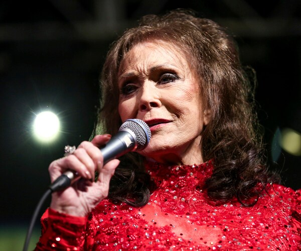 Loretta Lynn Surprises Country Music HOF in 1st Post-Stroke Appearance