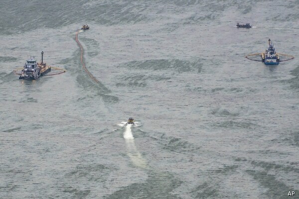 Galveston Oil Spill Closes Houston Ship Channel, Threatens Wildlife