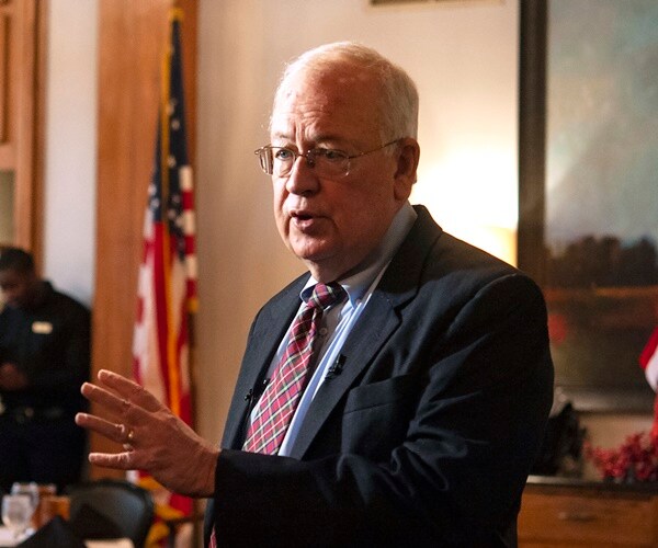 ken starr speaks at a press conference