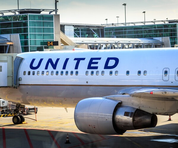 Man Yelling 'Bomba' Terrifies United Passengers