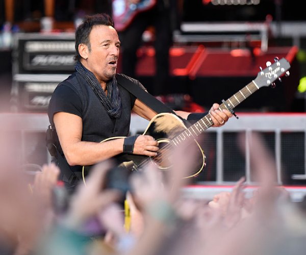 bruce springsteen performs