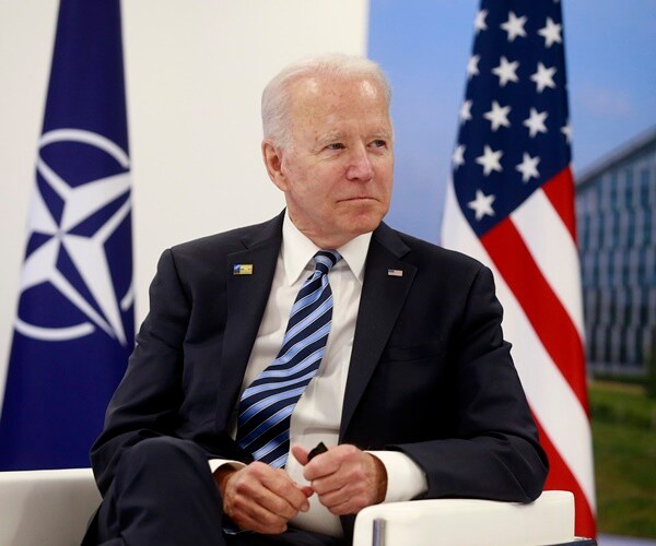 Biden to Meet Executives on COVID-19 Mandate