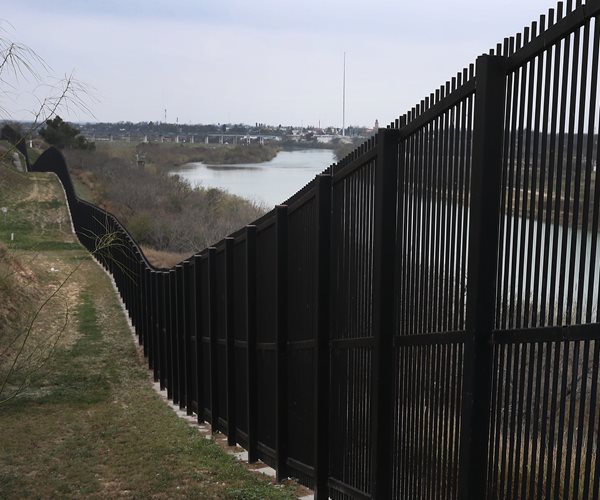 Lawmakers Hold Border Security Talks in Bid to Avert Shutdown