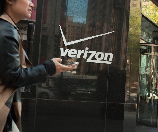 Verizon 5G Deal Outbids AT&T in Race to Faster Speeds