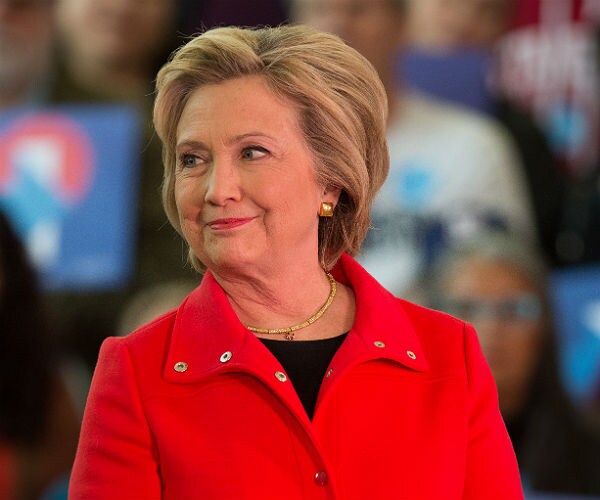 CBS Poll: Women Carry Clinton to 6-Point Lead in Battlegrounds