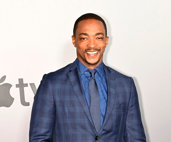 anthony mackie poses for a photo at a premier