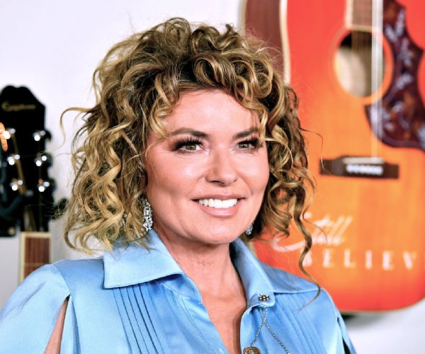 shania twain attends a premier