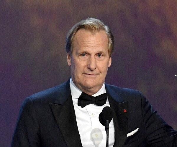 jeff daniels accepts emmy award