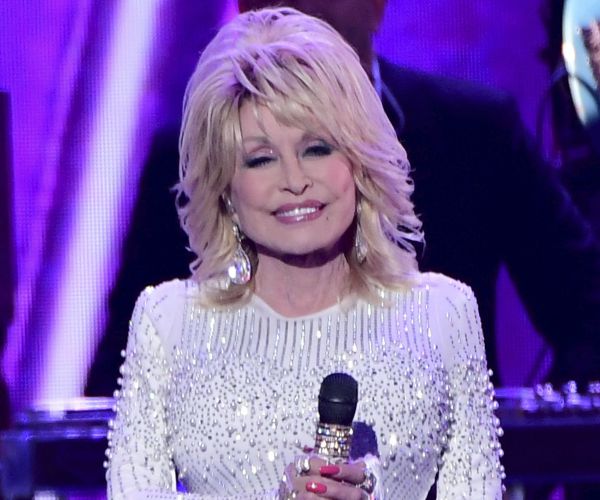 Tennesseans Petition to Replace Confederate Statues With Dolly Parton