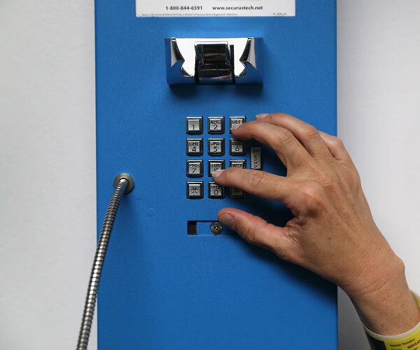 US FCC Votes to Limit Inmate Phone Call Rates