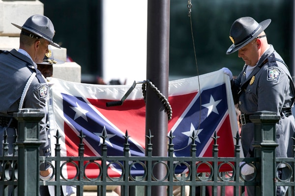 South Carolina Flag Comes Down: Confederate Supporters, Critics Tweet It