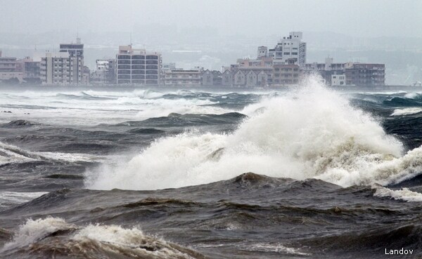 Okinawa: Typhoon Slams Into Japan, Heads Toward Main Islands