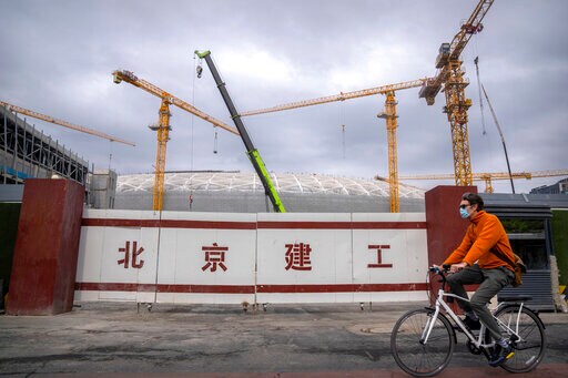 China Fights Economic Slump, Sticks to Costly 'Zero COVID'