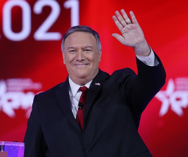 mike pompeo waves onstage