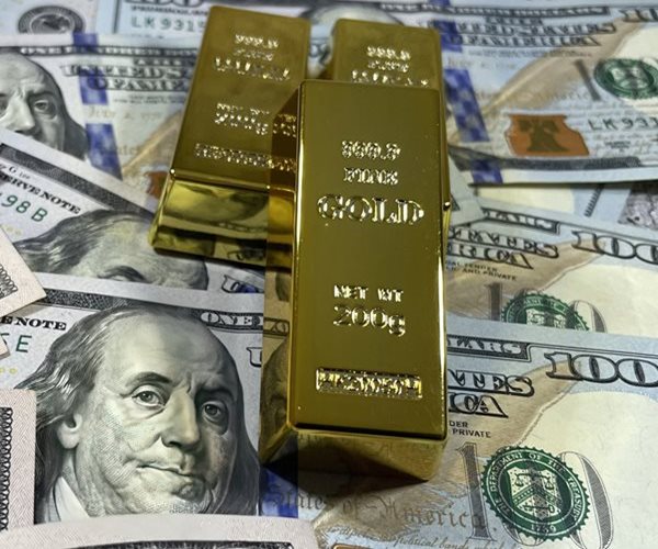 Dollar Falls, Gold Hits Record Ahead of Fed Decision