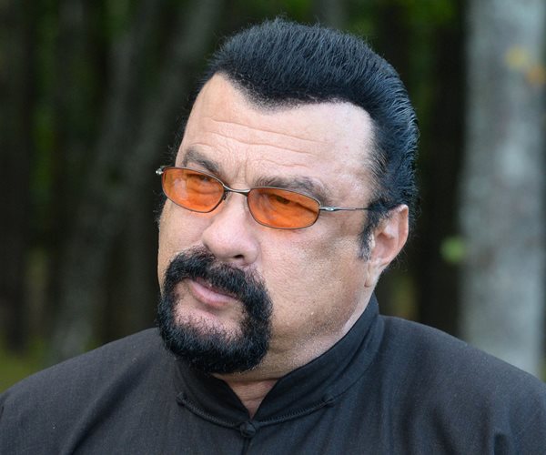 Putin Gives Russian Citizenship to Action Film Actor Seagal