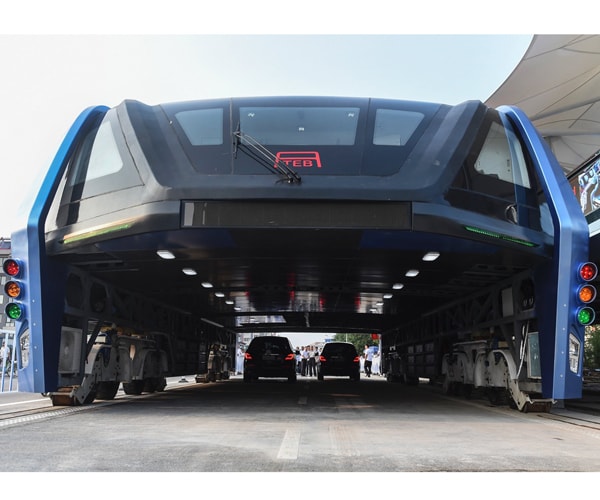 China's Elevated Bus Straddling 2 Lanes of Traffic Takes Test Run