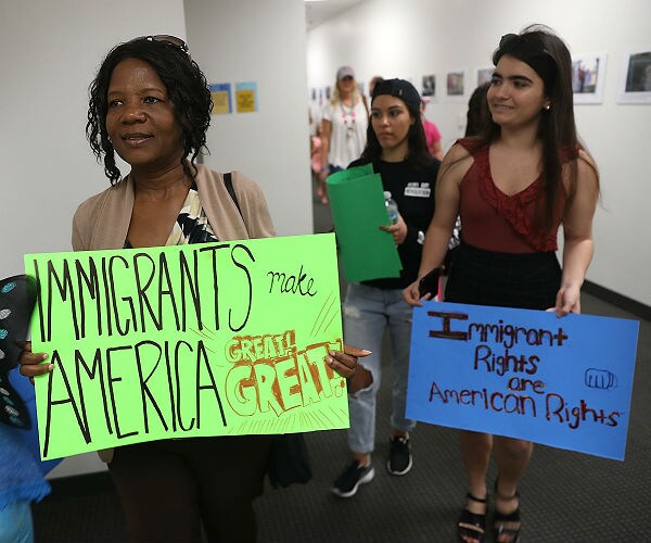 Poll: Most Floridians Support Dreamers, Differ on Support For Wall