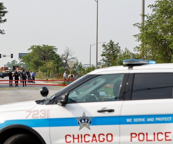 chicago police suv sis in front of crime scene tape