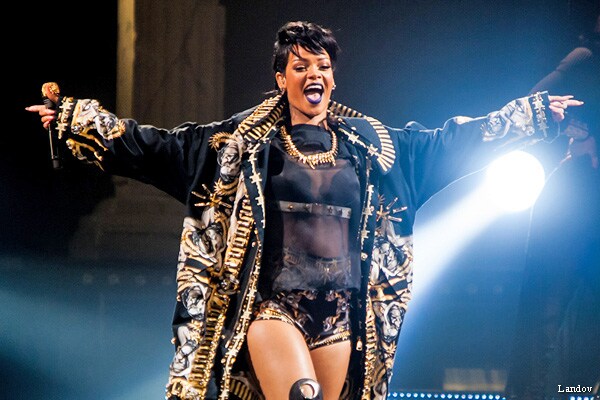 Rihanna Booed After Showing Up 80 Minutes Late for Concert 