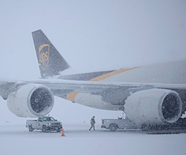 US Airlines Cancel 1,300 Flights After Winter Storm