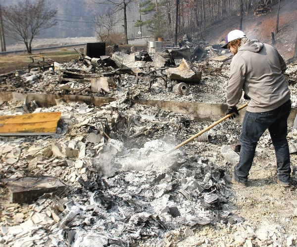 3 Killed after Wildfires Scorch Tourist Area in Tennessee