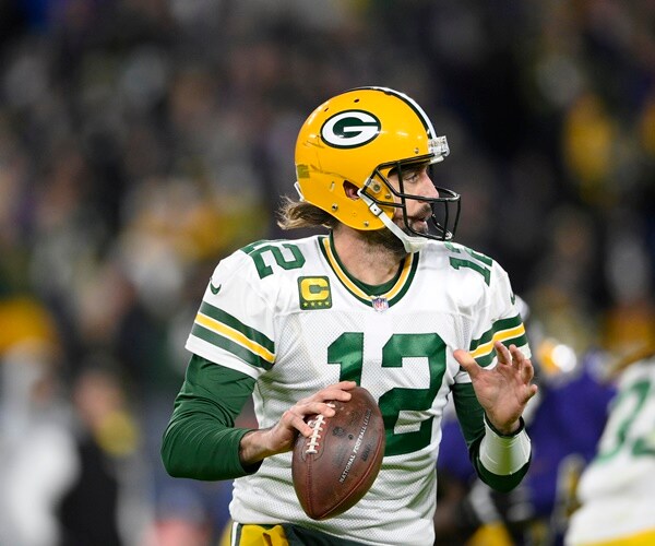 Aaron Rodgers Passes Brett Favre for Packers' TD Record