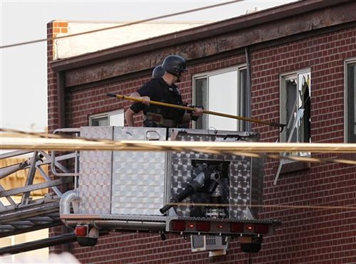 Police Break Suspects Apartment Window