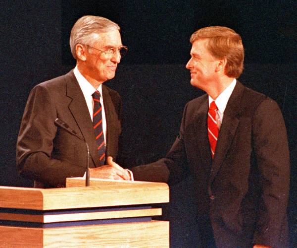 lloyd bentsen and dan quayle shake hands after debating