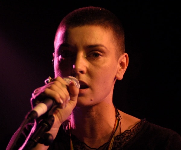 sinead oconnor sings into mic