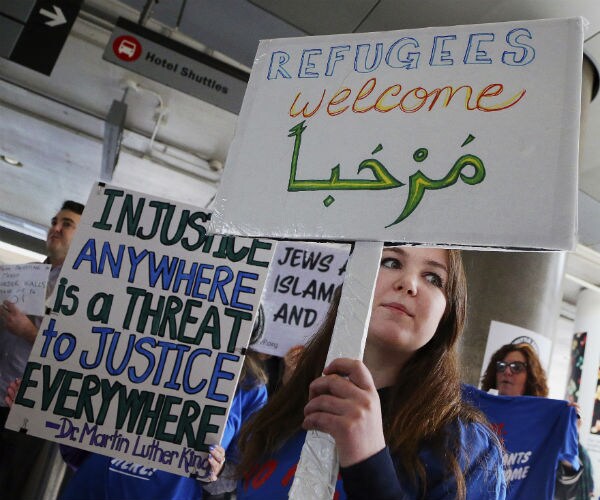 Thousands Protest in US, Europe over Trump Travel Ban