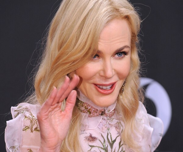 Nicole Kidman's Strange Oscars Clapping Was a Bling Thing